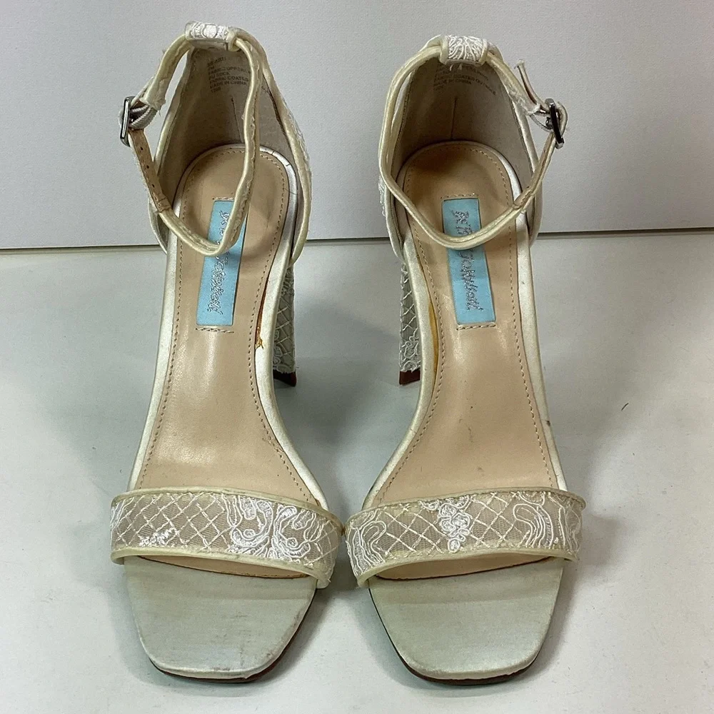 Betsey Johnson Cream Lace Heels - Picture 4 of 11